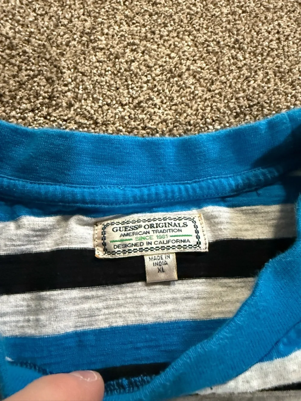 2 GUESS T-Shirts - Picture 7 of 7